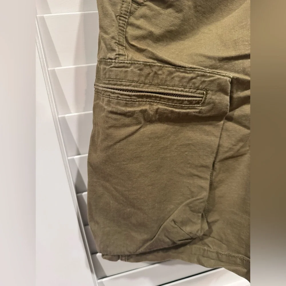 Nike cargo shorts Euc 

Bundle and save - Picture 3 of 4